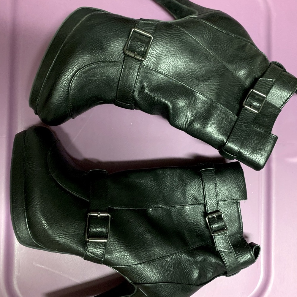 Vera Wang leather platform black ankle boots